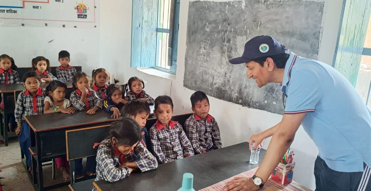 Commissioner met school children in Khirdwari