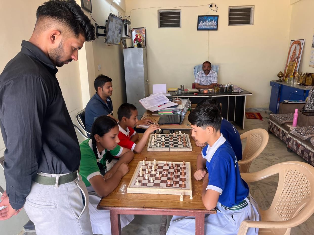 chess and loddo pratiyogita organised in akm school