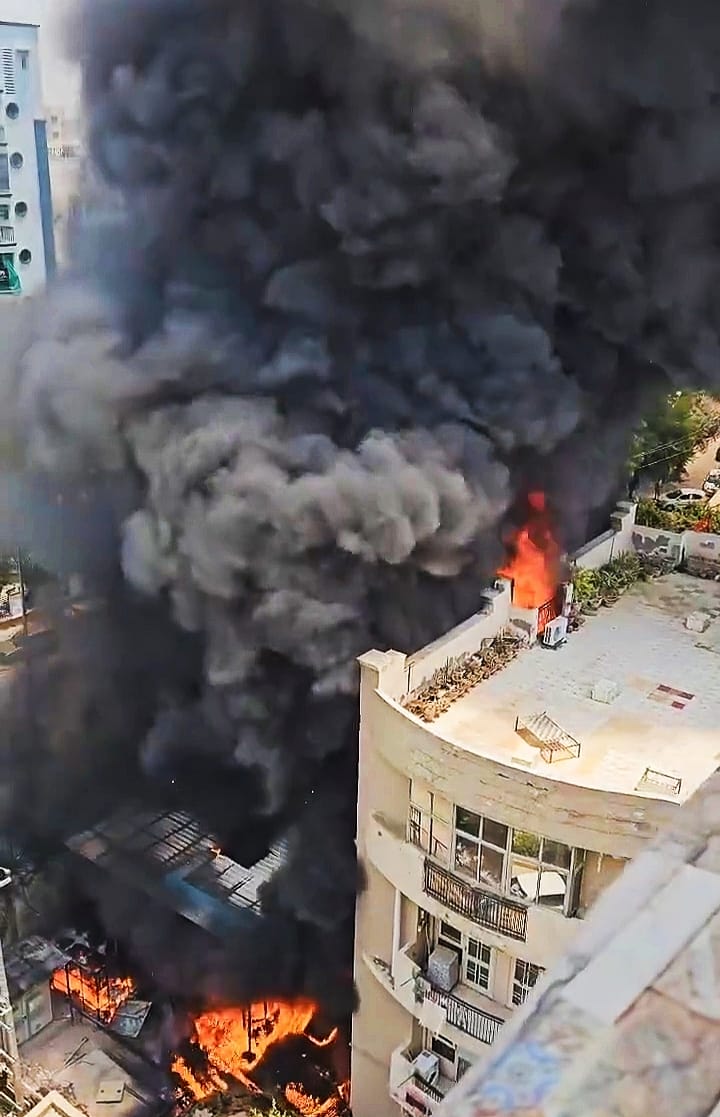 Fire breaks out in four flats of Vista Tower-2, people saved lives