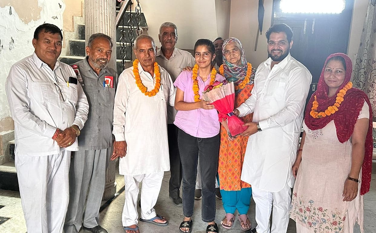 Mansi honored for getting 99 percent marks in 12th
