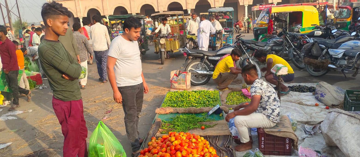 Noida A fight broke out in the vegetable market for demanding money back, video went viral on social media.