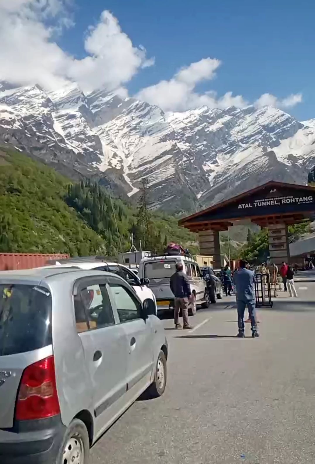 Tempo travelers are becoming the cause of traffic jam in Manali