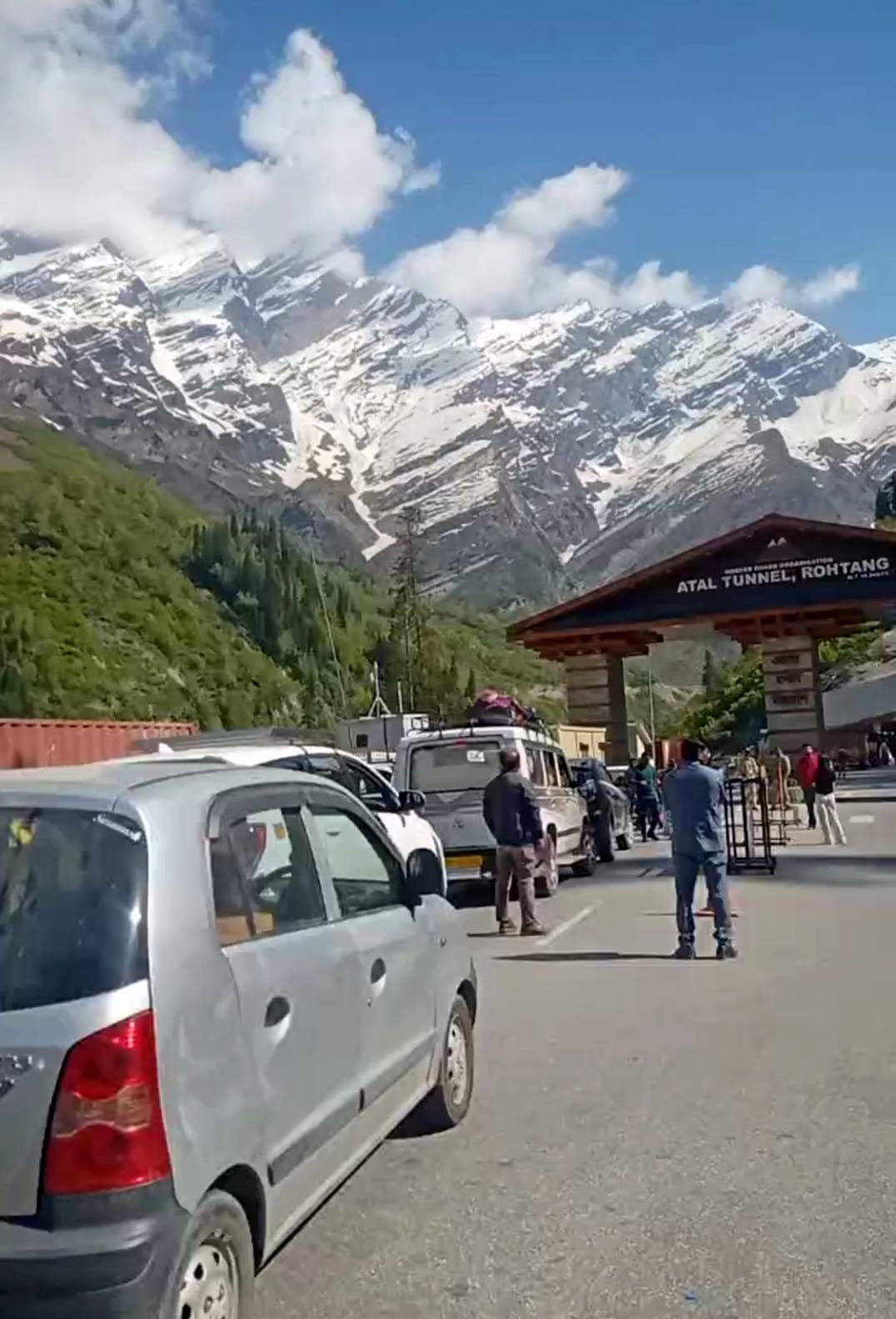 Tempo travelers are becoming the cause of traffic jam in Manali