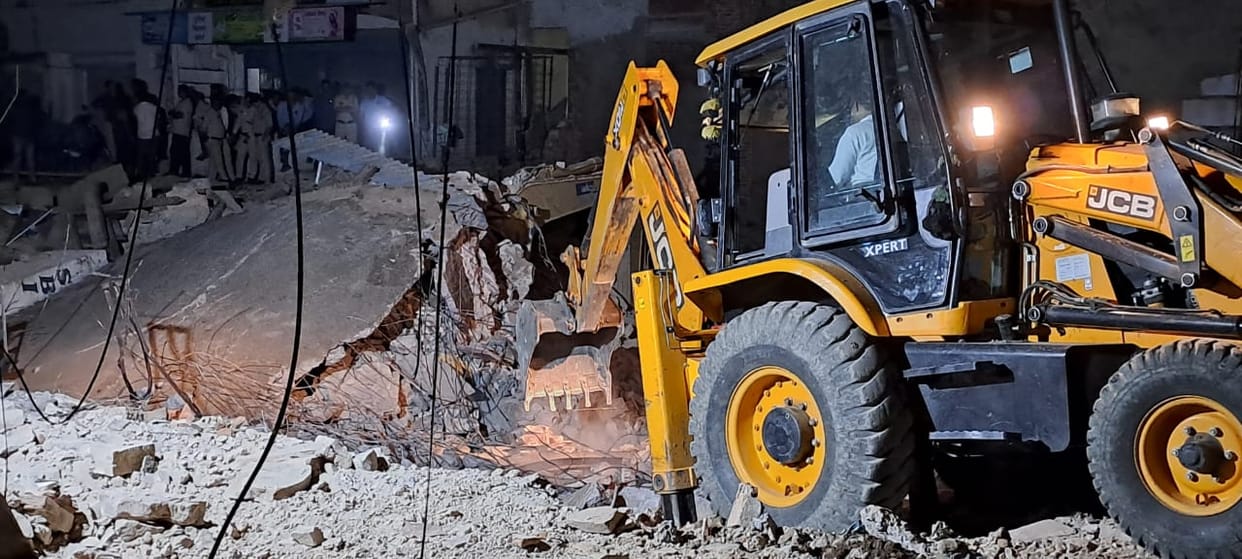 British period of Damoh Hakganj Baranda Shopping Mall collapsed during excavation of construction, two injured