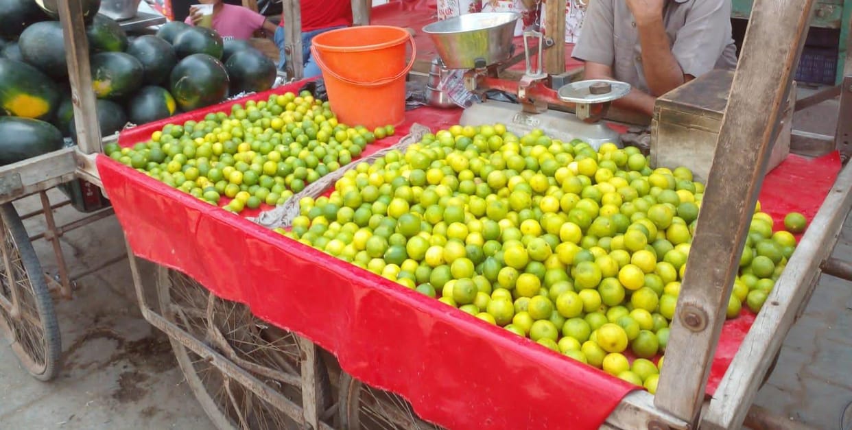 As the heat increased, the prices of lemon increased, the price reached Rs 200 per kg.