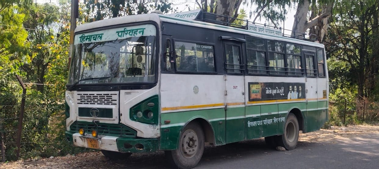 Now the government bus of Chamba depot broke down in Sihunta