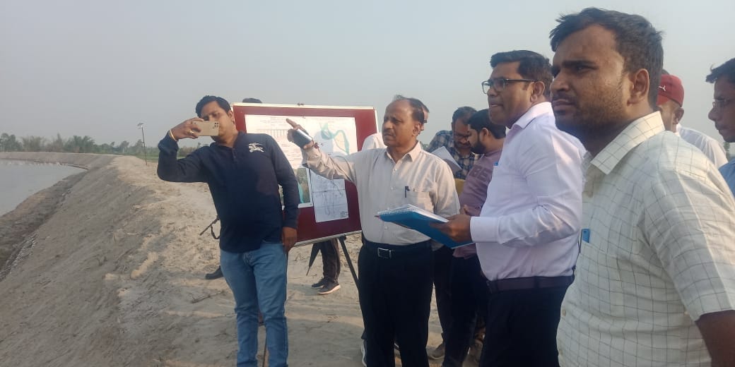 DM reached the banks of Sharda river and inspected the flood protection works.