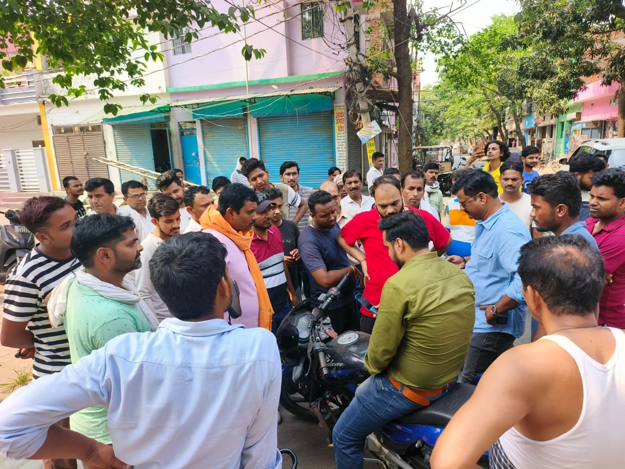people protest against electric barred