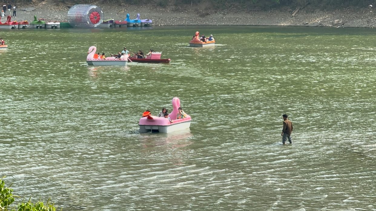 Tourist boat stuck in the lake for half an hour