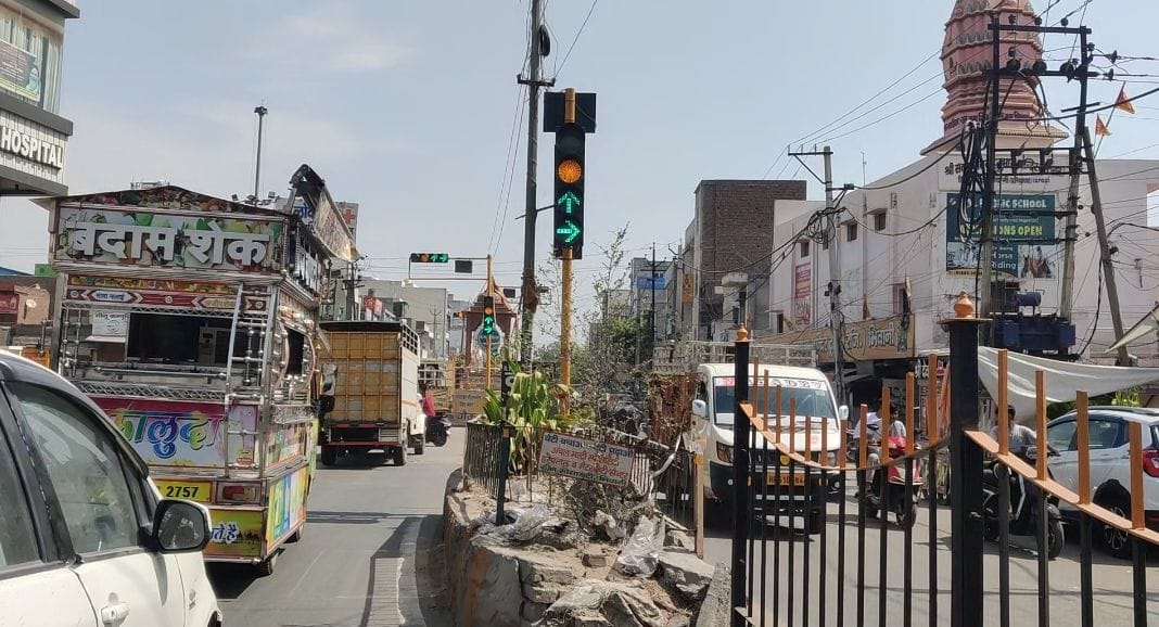 All signals of traffic lights are giving signals simultaneously at Dinot Gate of the city.