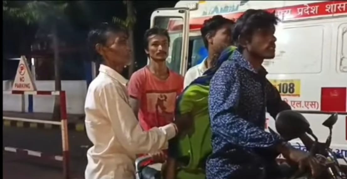 Damoh After death of mother, family members were forced to take the body first by bike and then by e-rickshaw
