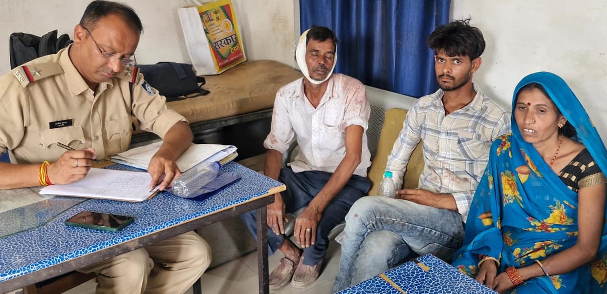 Damoh News Land dispute took bloody turn weapons were fired fiercely between two parties