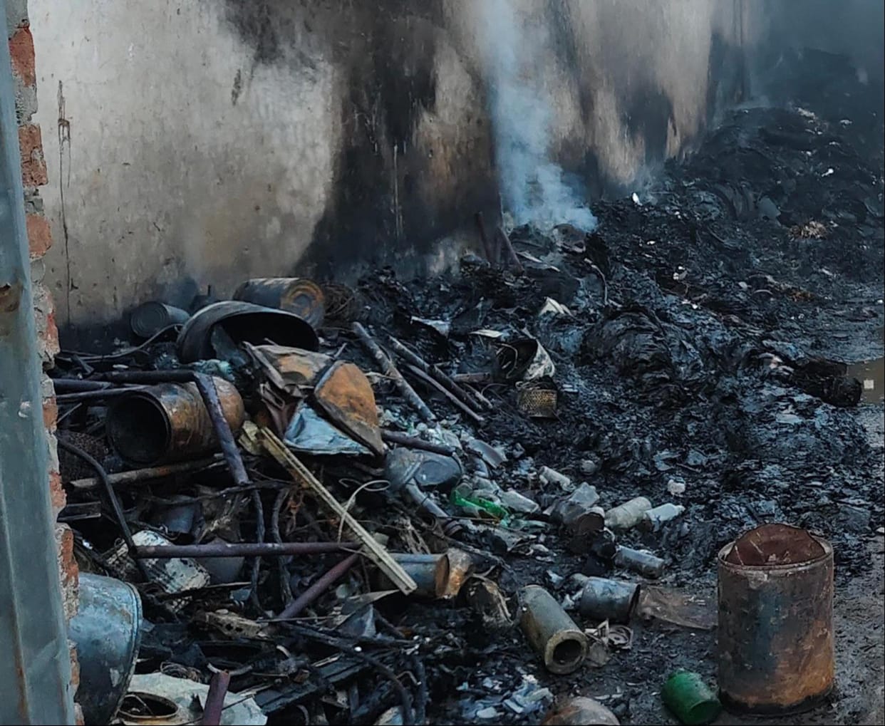 Fire breaks out in bamboo warehouse, scrap warehouse also affected