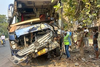 Ayodhya News: Two killed in collision between truck and bus Two killed in collision between truck and bus