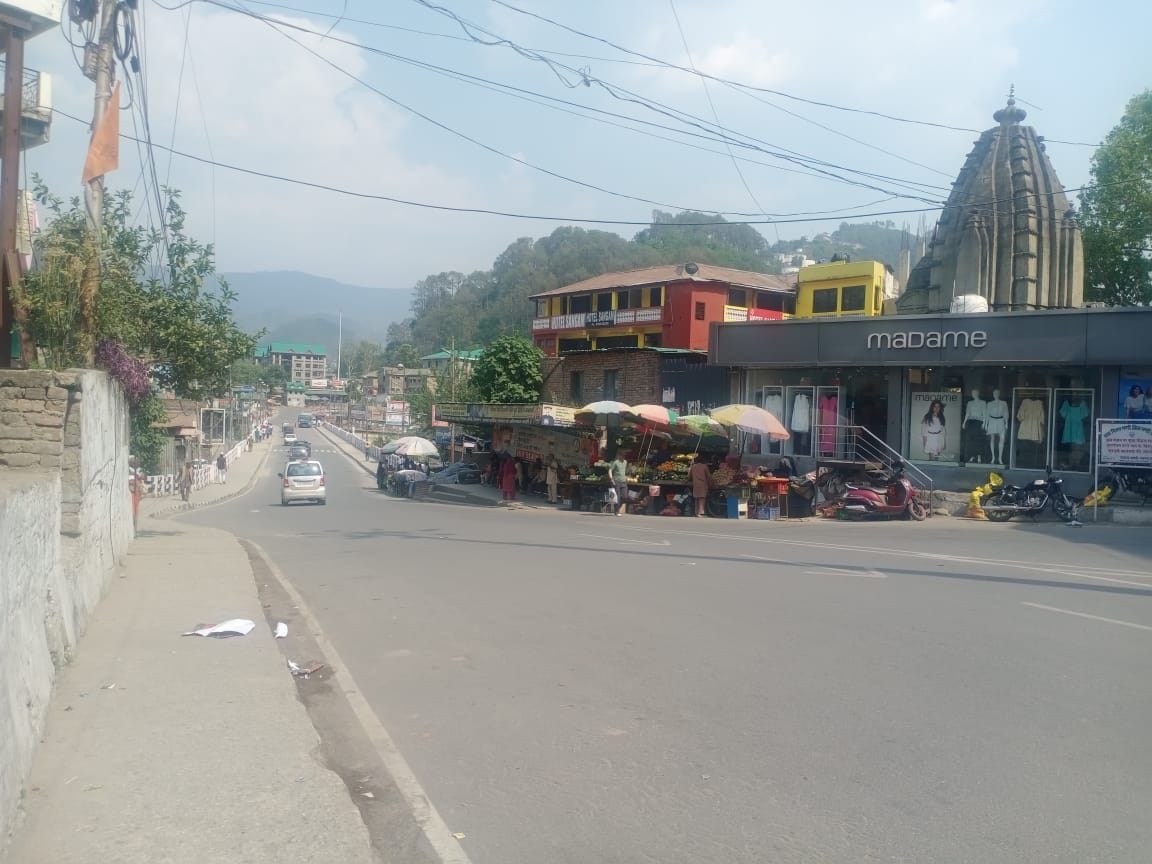 People sweat in the hot sun, there is silence in the market during the day