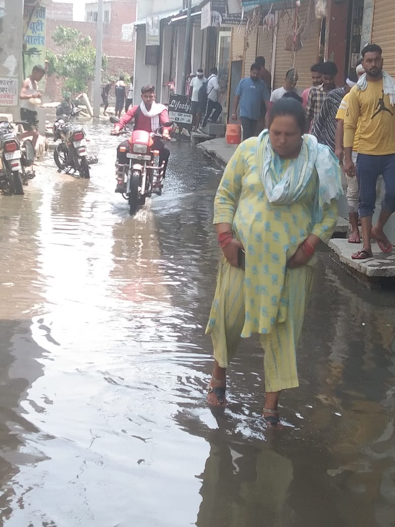 Drain closed, road turned into pond, houses also filled with water