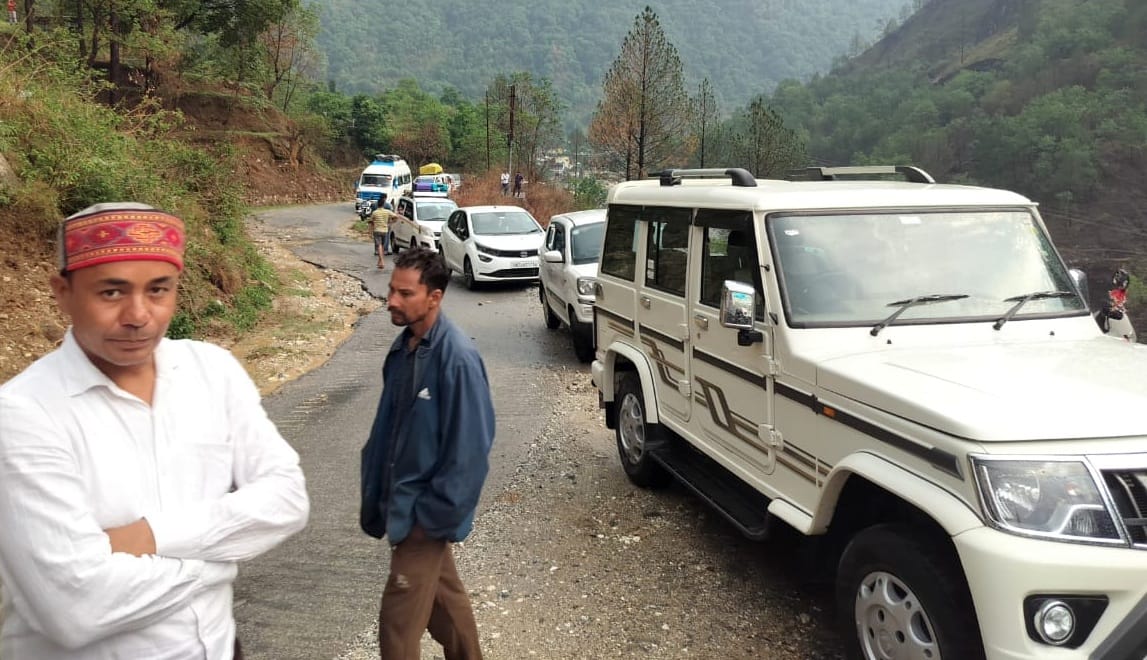 Thal-Munsiyari road remained closed for two and a half hours due to debris