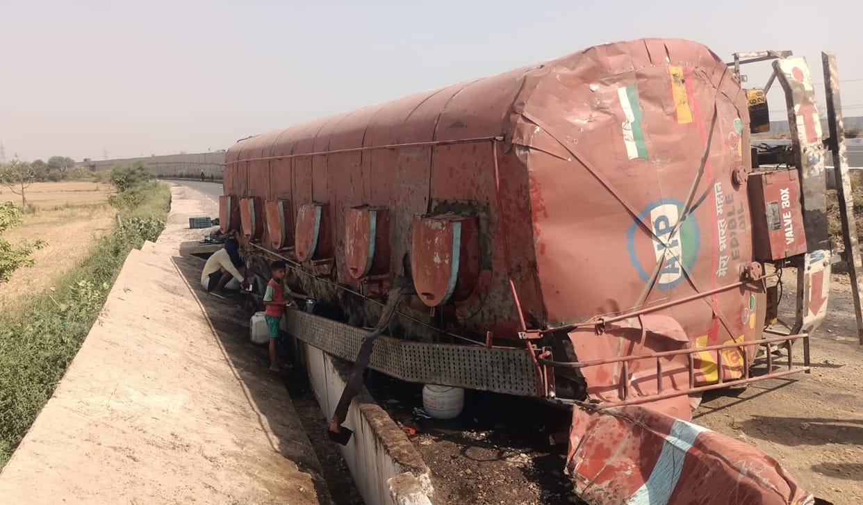Tanker overturned out of control, villagers took away refined oil