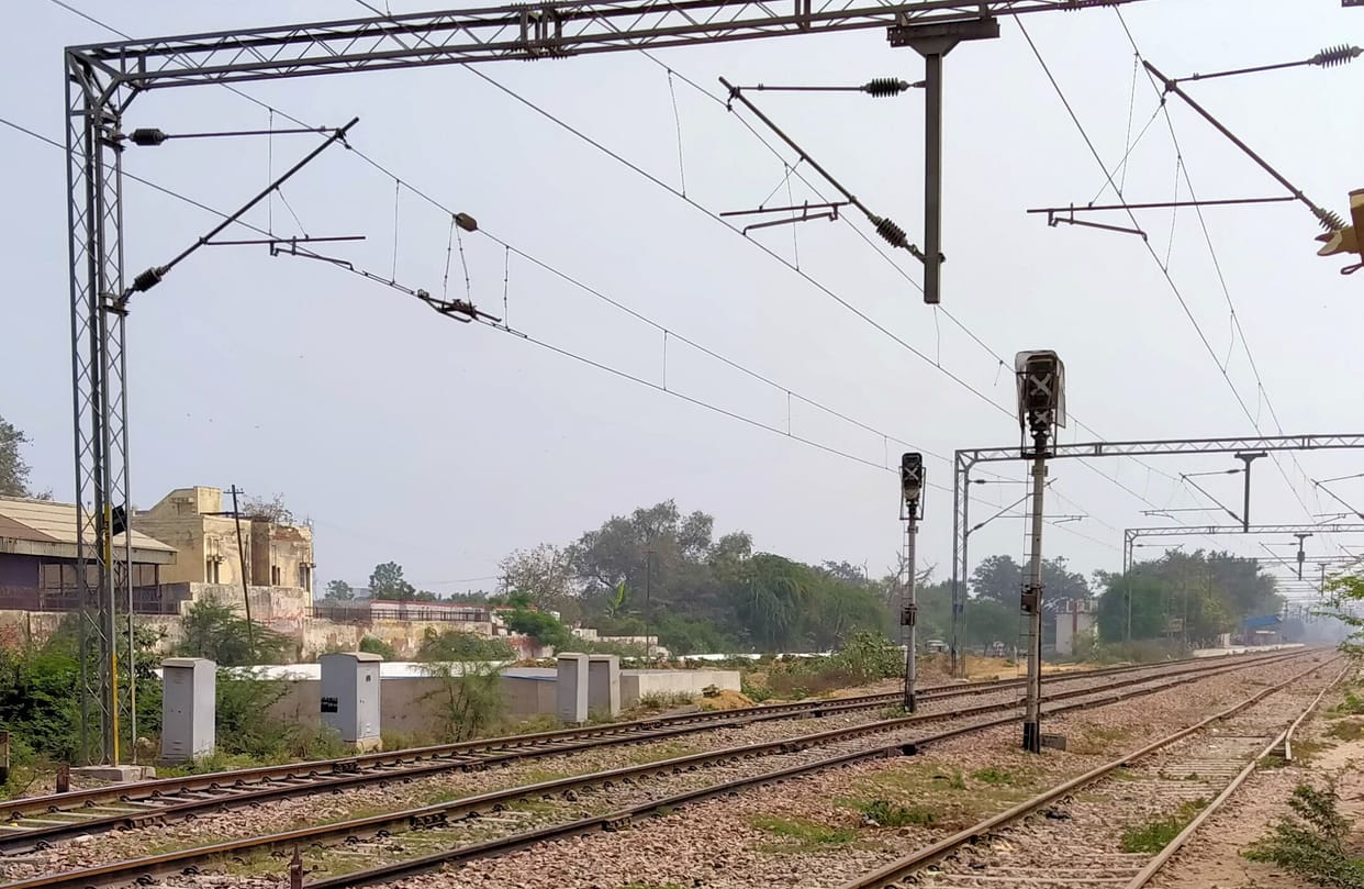 Dead bodies of two unidentified youths found lying on railway track
