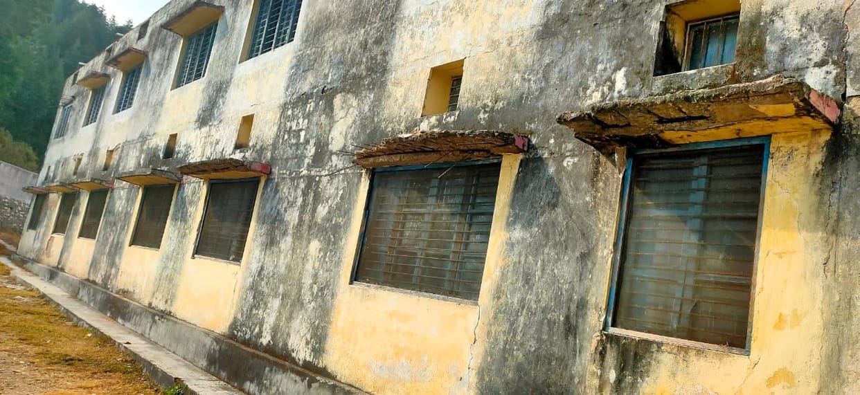175 children of GGIC Gangolihat are studying in a dilapidated building.