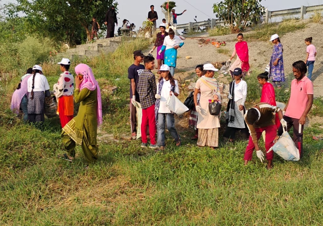 Cleanliness campaign conducted on the banks of Gomati river under Namami Gange project.