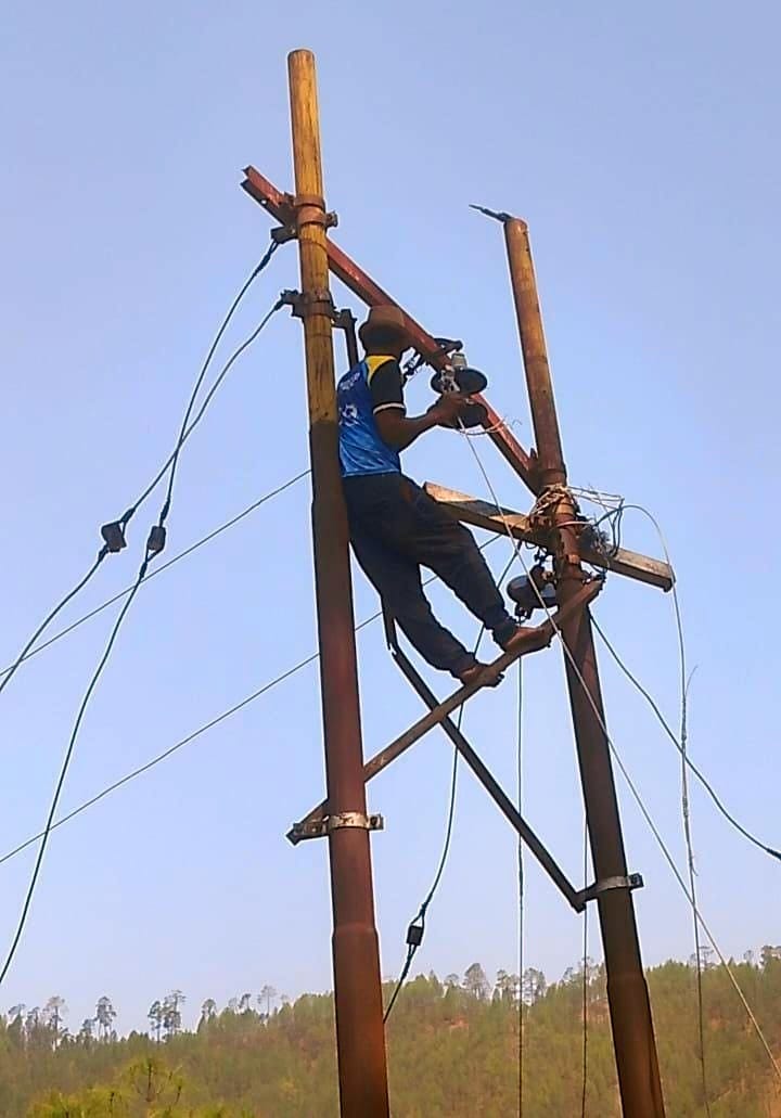 Tree fell on 33 thousand KV line, power cut for nine hours