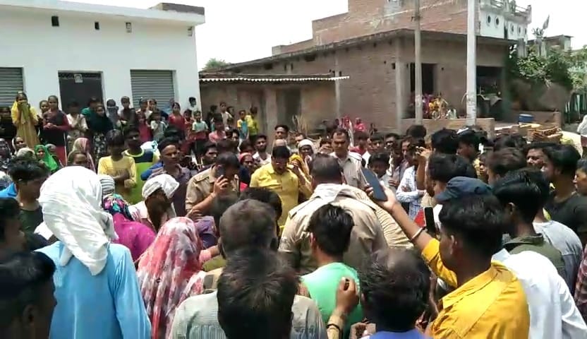 Woman dies, four injured as e-rickshaw overturns