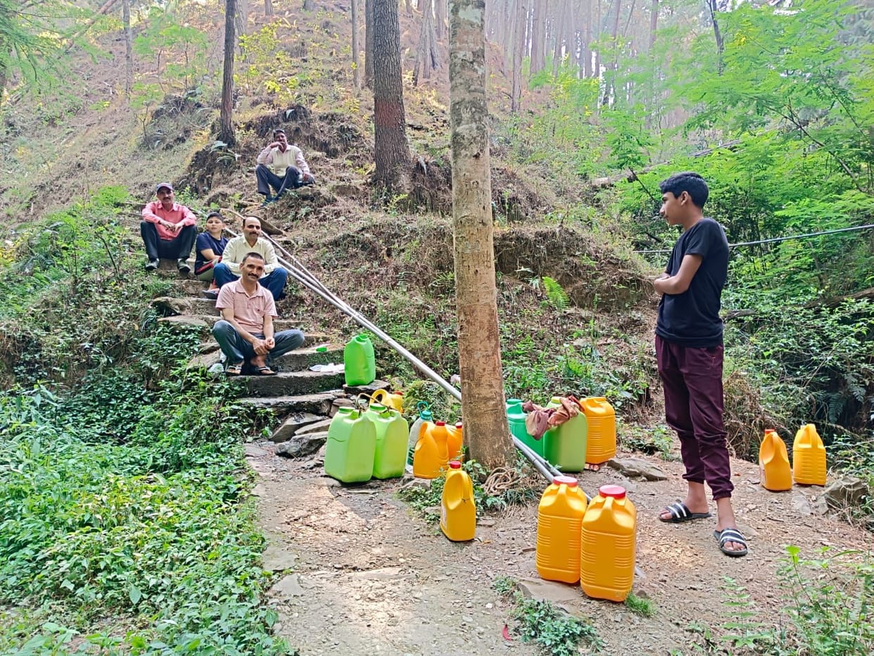 Hand pumps, streams and streams are quenching the thirst of the people of Lohaghat city.