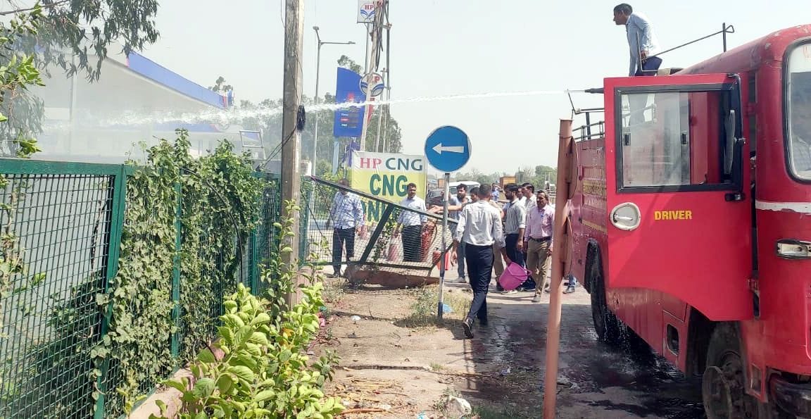 The fire in the green belt reached the CNG pump, the fire brigade brought it under control.