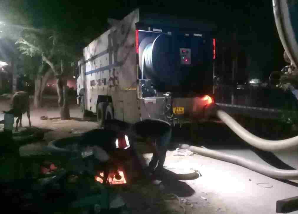 Two workers died in Sarita Vihar they gone inside to clean the sewer