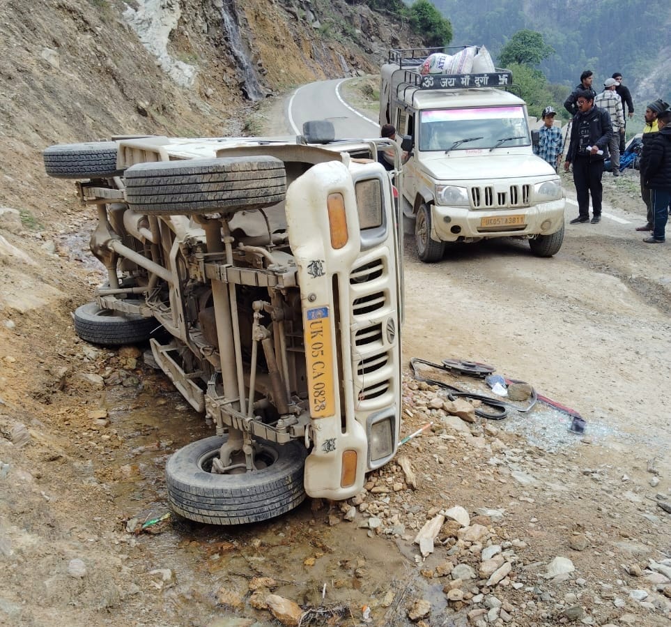 Vehicle overturned due to brake failure, passengers returning from Adi Kailash injured