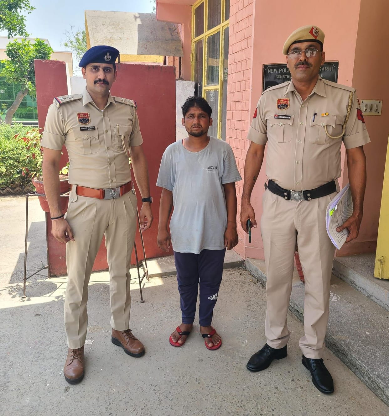Accused of stealing 15 thousand rupees and two tola gold from house arrested