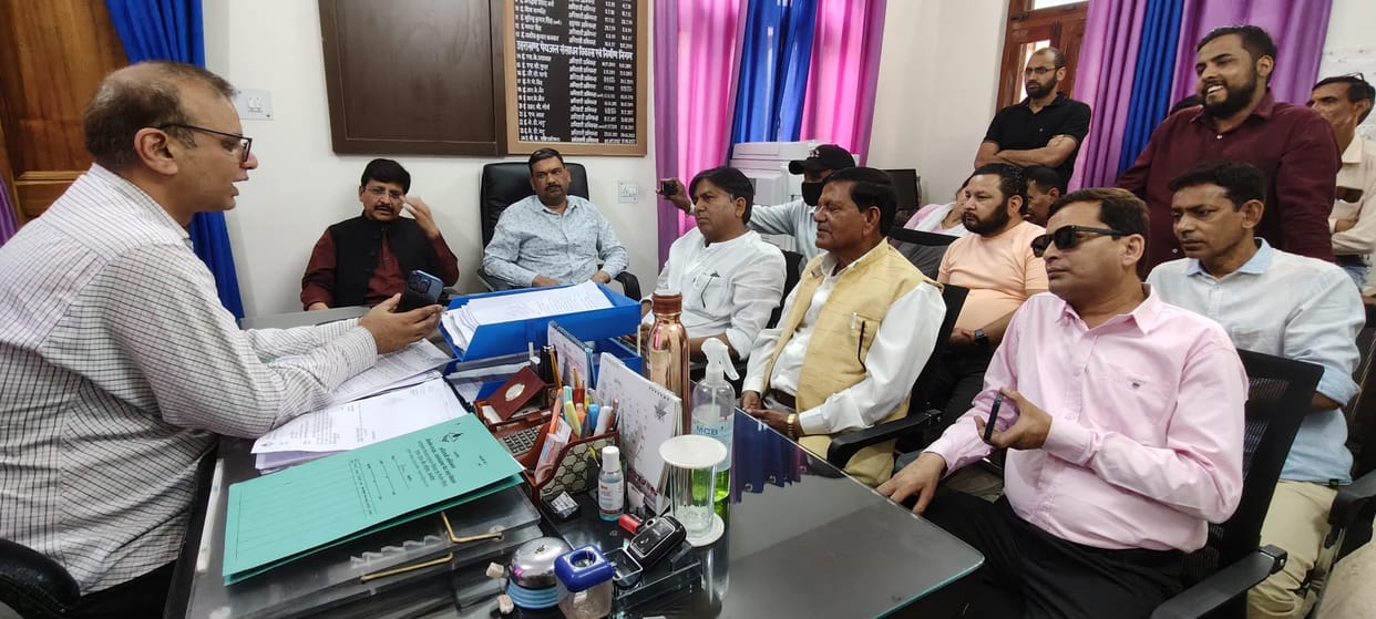 MLA angry over lack of asphalting, surrounds EE of Jal Nigam
