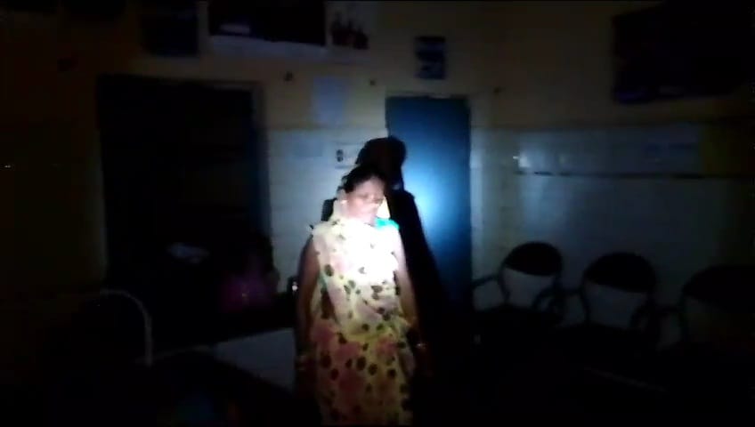 Women's deliveries are taking place in the dark in the primary health center in Damoh