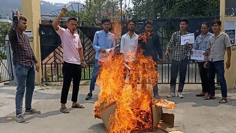 NSUI burnt the effigy of the state government
