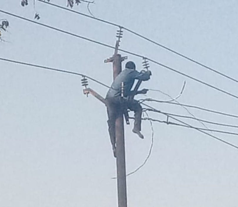 thieves stolen 2800 meter wires from electric poles power supply to 30 villages disrupted