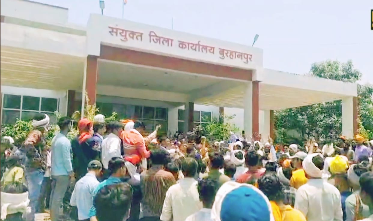 Burhanpur Demand for hanging of accused who raped and murdered girl protest against running bulldozer on house