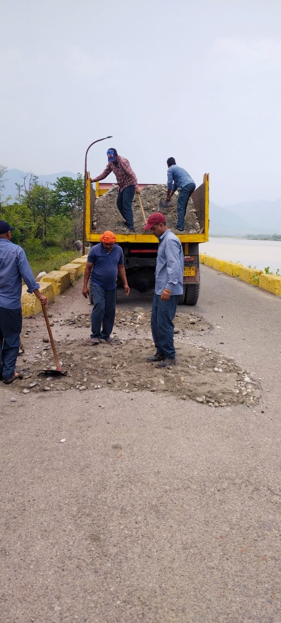 Potholes on Sharda Barrage road filled with RBM