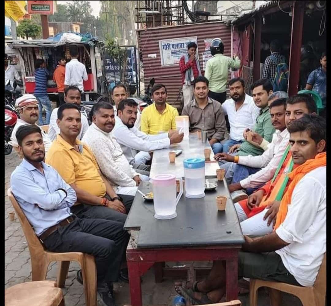 Discussing victory and defeat while sipping tea at squares and intersections