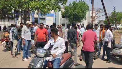 Barwani Crime Auto driver raped mentally challenged girl people angry over incident blocked road