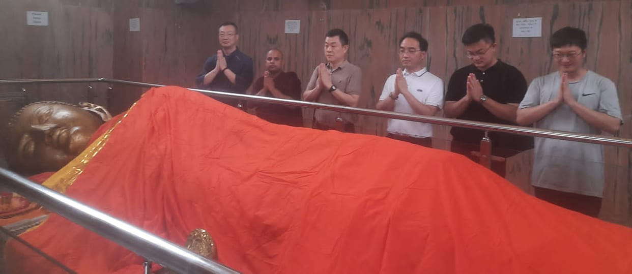 Counselor Minister of Chinese Embassy worshiped Mahatma Buddha