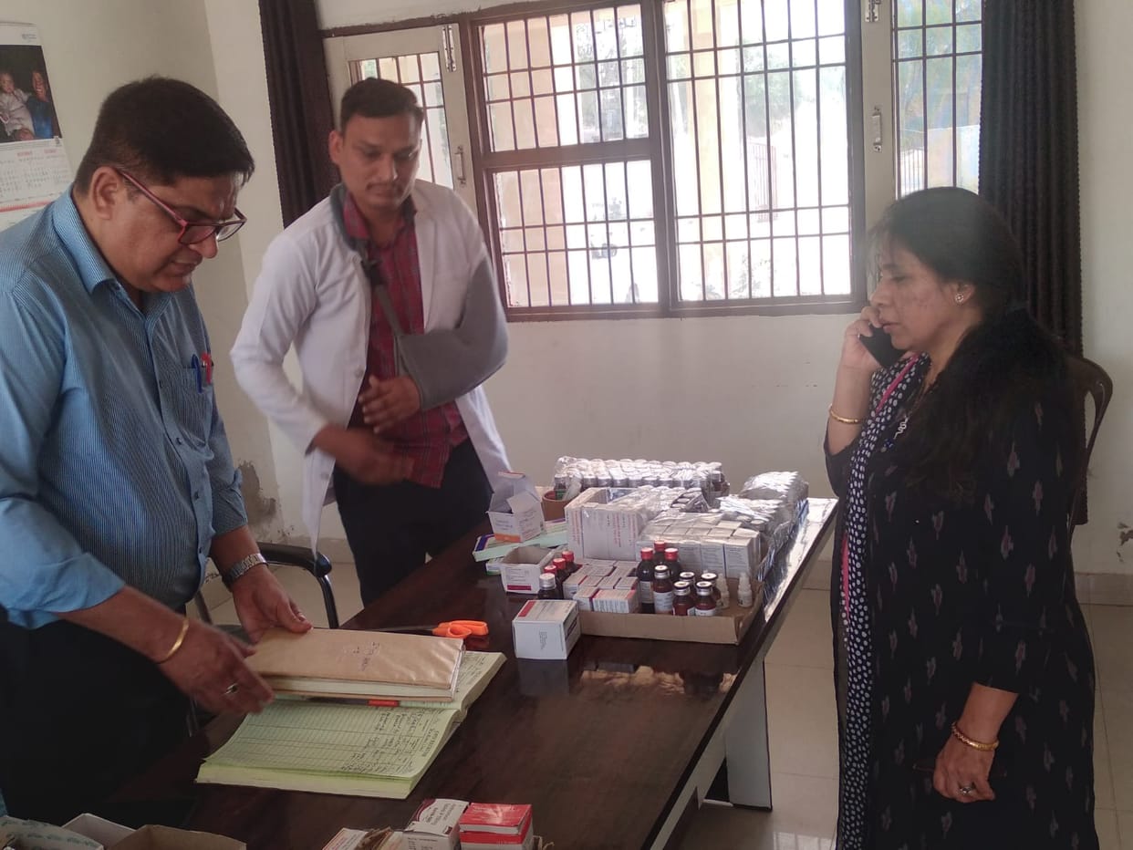 In TB hospital, 4 doctors were examining patients in the same room, CMO expressed displeasure