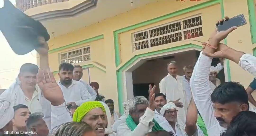 Farmers showed black flags to BJP candidate Ranjit Chautala in Masoodpur.