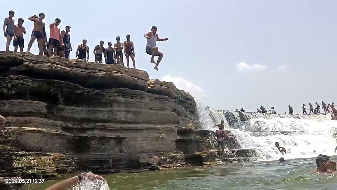 Crowds of people are reaching Bhadbhada Waterfall, called Dhuandhar of Damoh, to get relief from the heat.