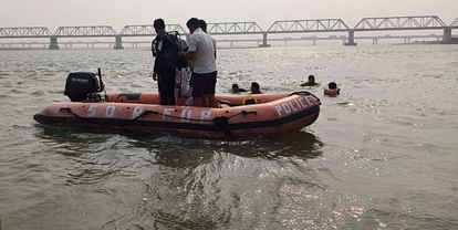 Ayodhya News: People bathing across the barricades are losing their lives Bathers crossing the barricades are losing their lives
