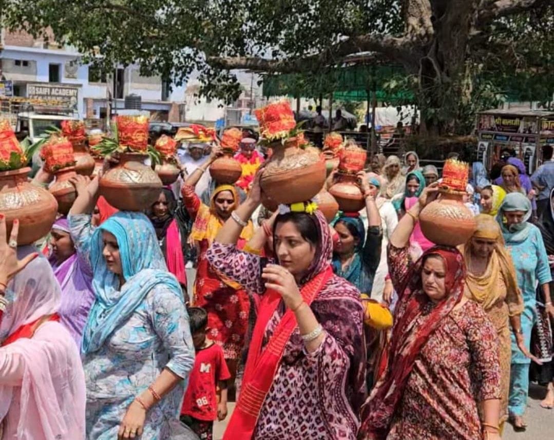 Women took out Kalash Yatra with bhajan and kirtan.