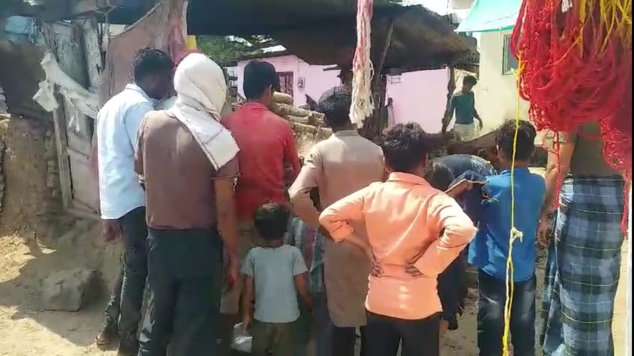 Burhanpur house wall which was used for shelter from sun collapsed four children including woman were buried