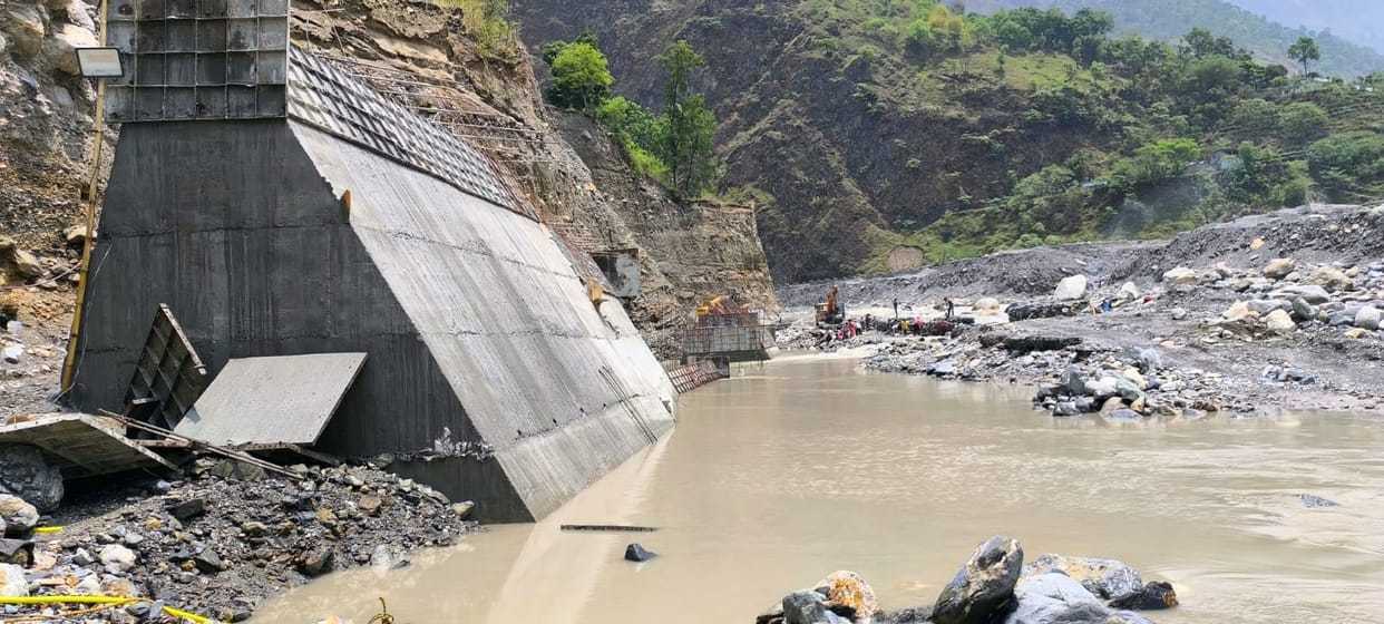 Embankment construction work halted due to rise in water level of Kali River
