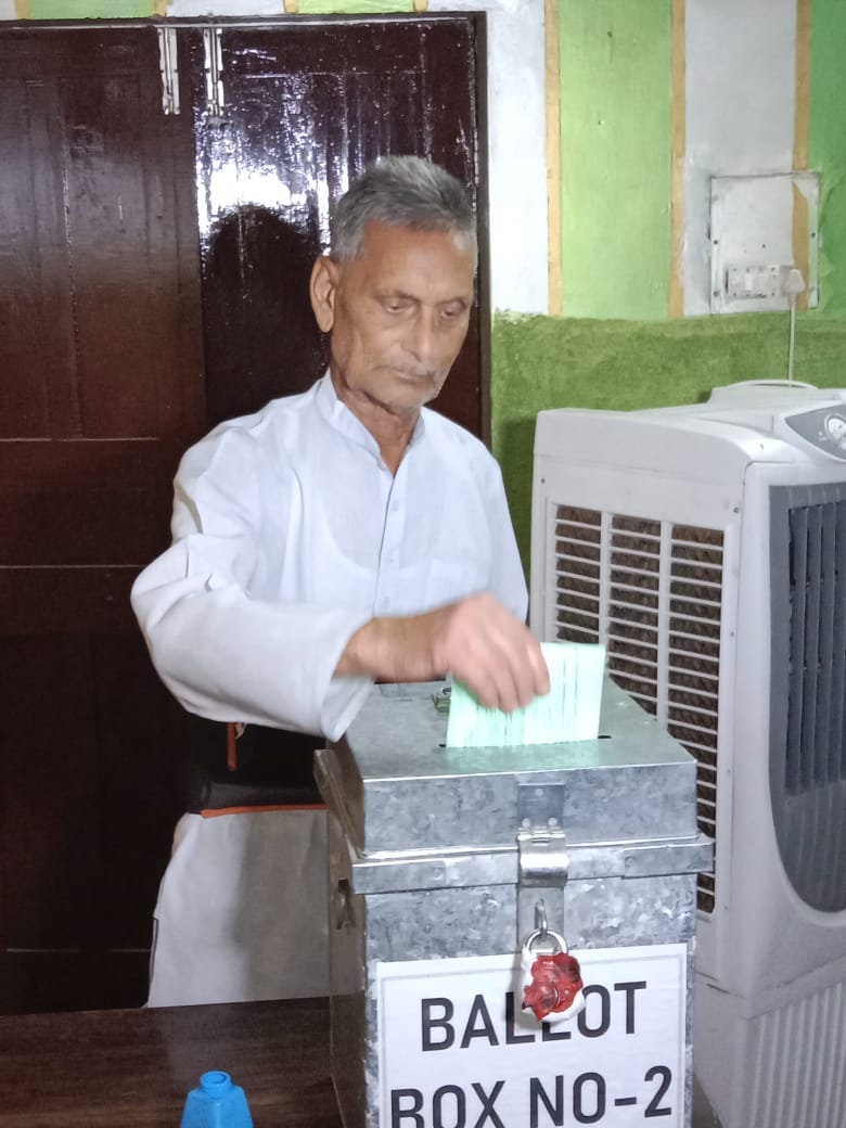 22 people voted at door to door from four booths of Una.