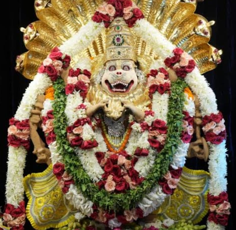 ujjain news : Lord Narasimha decorated with foreign flowers